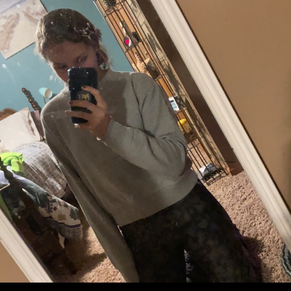Crew neck cropped grey sweater.
